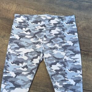 Guru active Girls' Gray & White Camo Stretch Leggings
